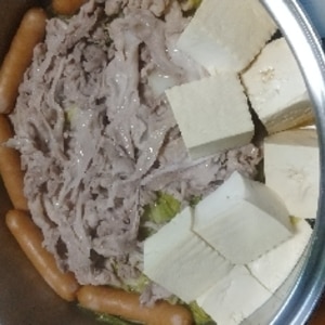 豚肉とシャウエッセンの味噌鍋